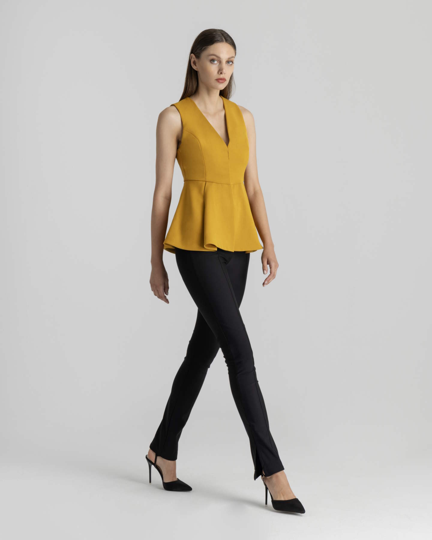 SLEEVELESS VEST