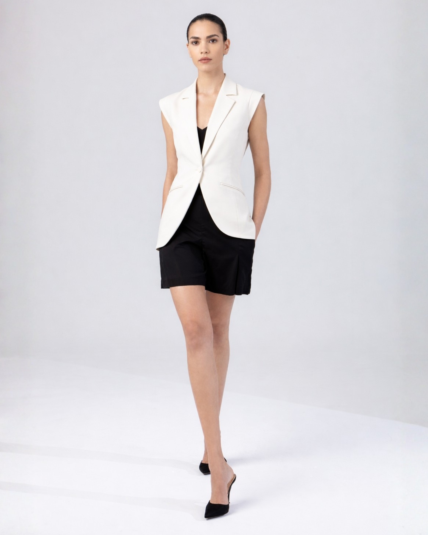 SLEEVELESS VEST